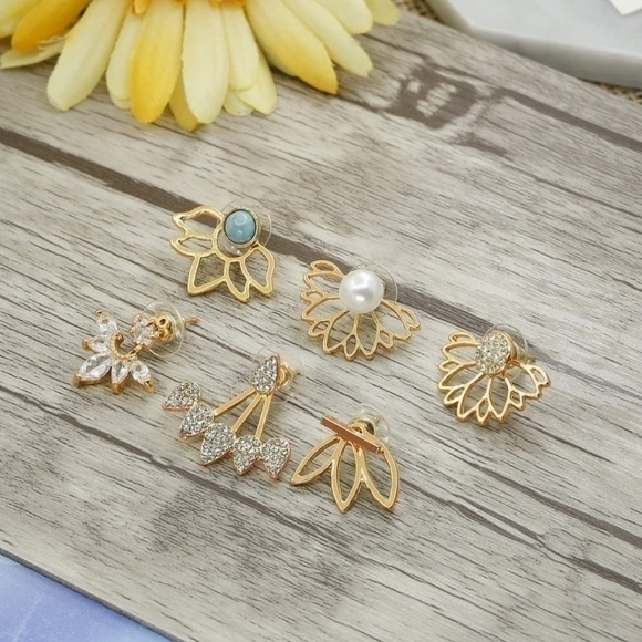 Jewelry - SALE💚 any 3 for $18 💚
𝅺 Lotus Flower Stud Earrings Rose Gold
